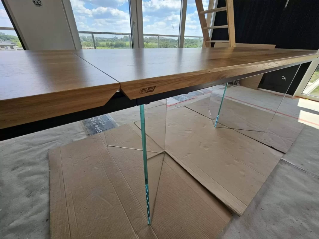 Stół dębowy rozkładany ze szklanymi nogami