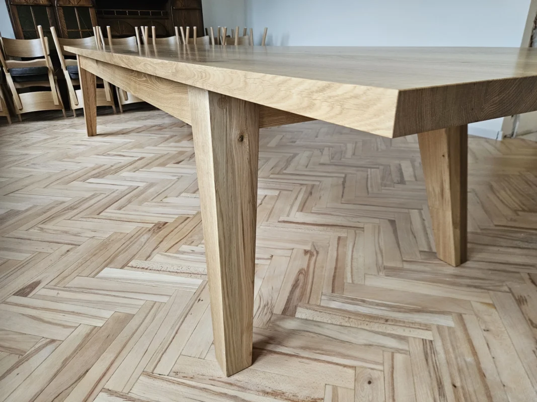 Stół drewniany rozkładany - lazywood w salonie