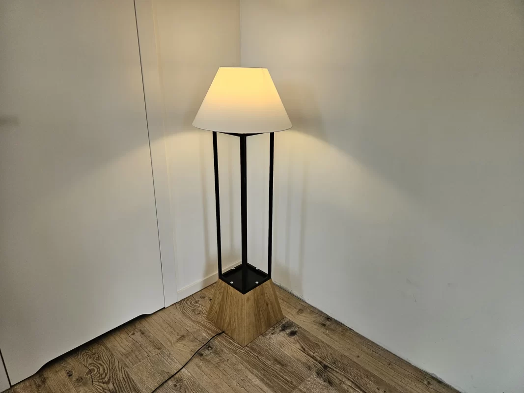 Drewniana lampa podłogowa - loft