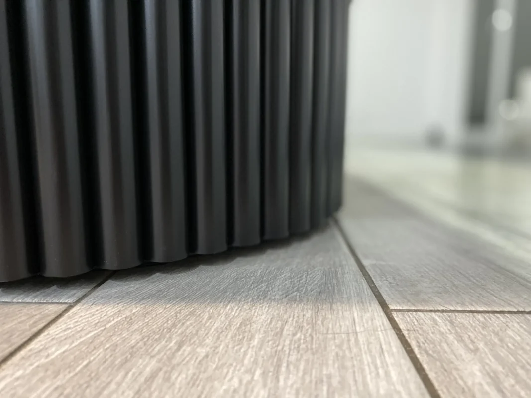 Nogi stalowe o unikalnym designie w stole rozkładanym Roller