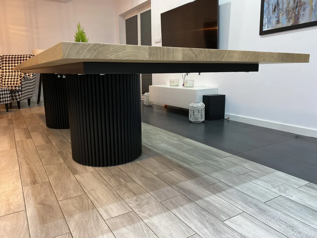Stalowe nogi stołu rozkładanego z litego drewna Roller w stylu industrialnym
