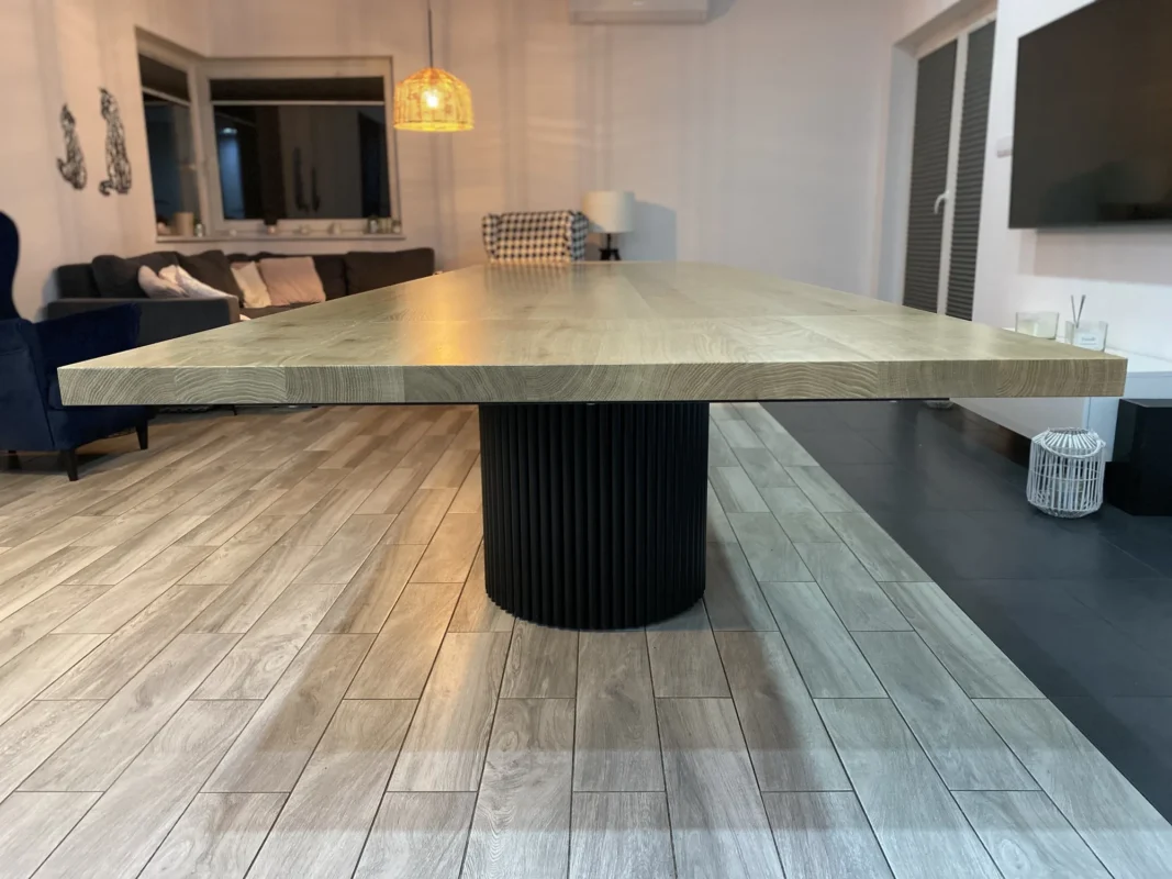 Elegancki stół rozkładany z litego drewna Roller z industrialnymi stalowymi nogami