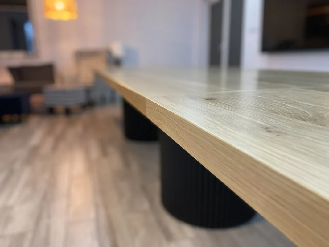 Stół rozkładany z litego dębu z wykończeniem w stylu industrialnym