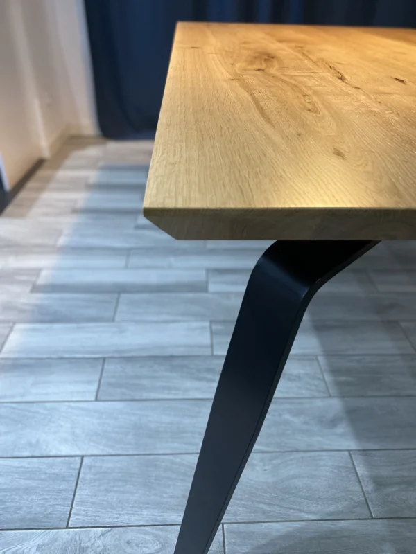 Blat z litego dębu w stole drewnianym dębowym FLAT – naturalne usłojenie