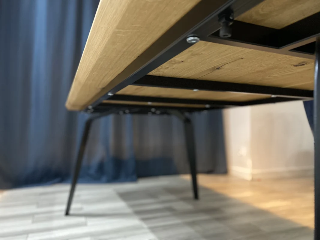 Stół drewniany dębowy FLAT w minimalistycznej aranżacji wnętrza