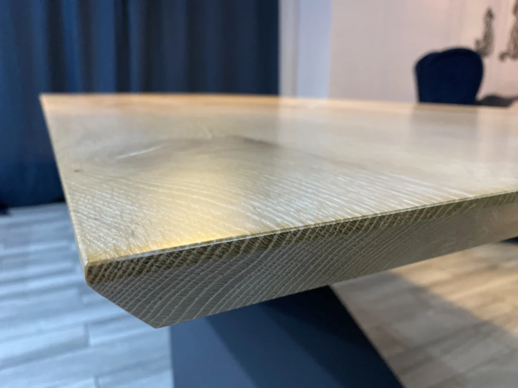 Dębowy blat stołu loftowego – Futura w detalu