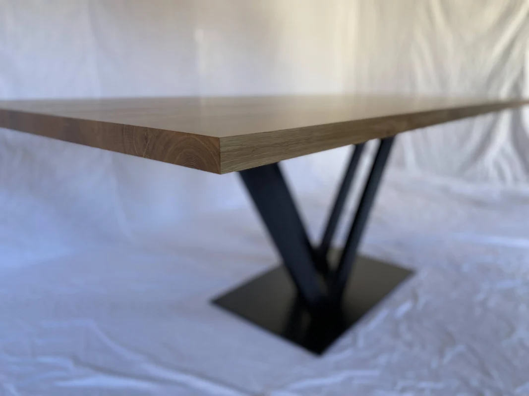 Designerski stół dębowy loftowy Vivaldi z geometrycznymi nogami